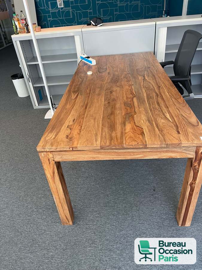 Table en bois massif au veinage marqué sur pieds carrés