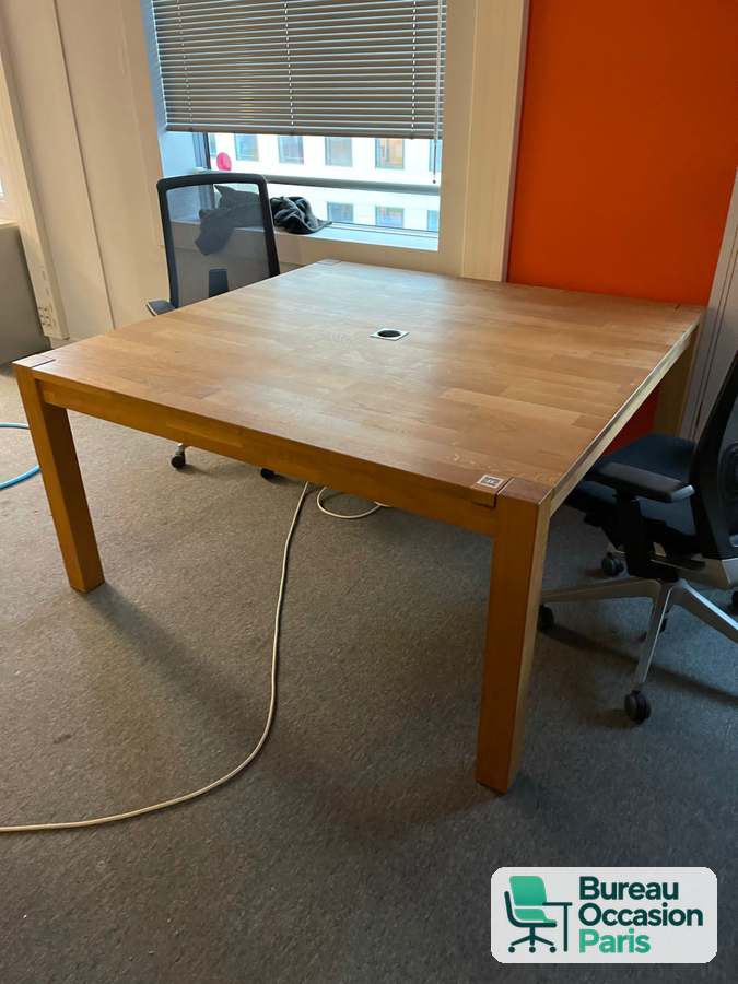 Table en chêne massif lamellé-collé, pieds carrés et passe-câbles