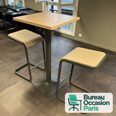 Table haute carrée bois clair – pied central gris, hauteur bar