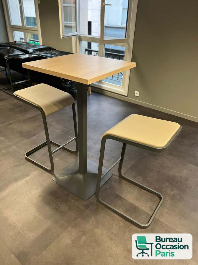 Table haute carrée bois clair – pied central gris, hauteur bar