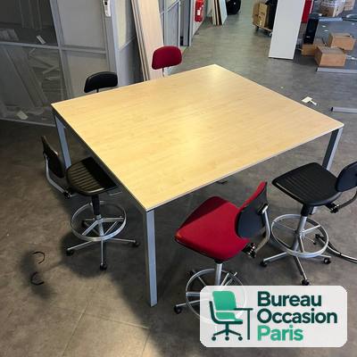 Table haute carrée – plateau bois clair, quatre pieds métal gris