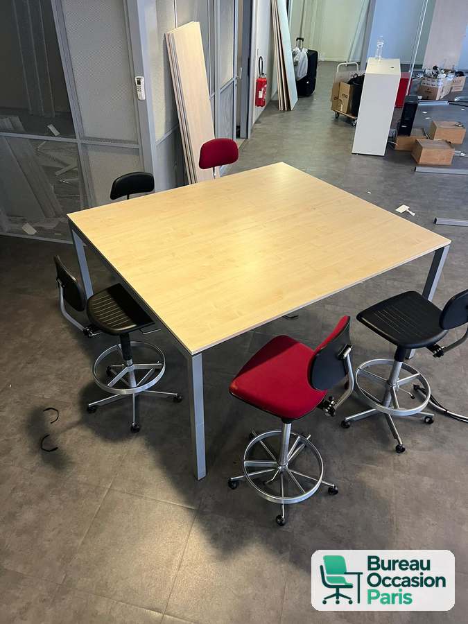 Table haute carrée – plateau bois clair, quatre pieds métal gris