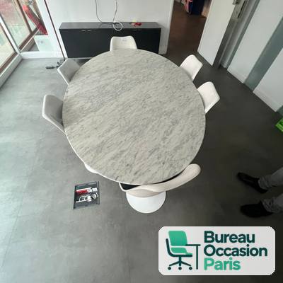 Table ovale 4-6 places effet marbre gris, pied tulipe blanc