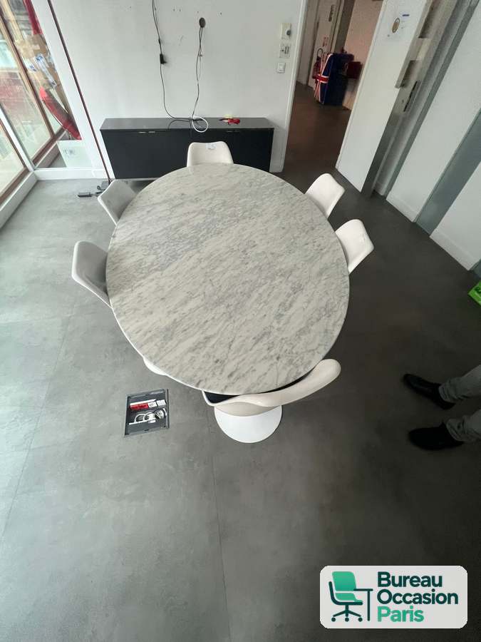 Table ovale 4-6 places effet marbre gris, pied tulipe blanc
