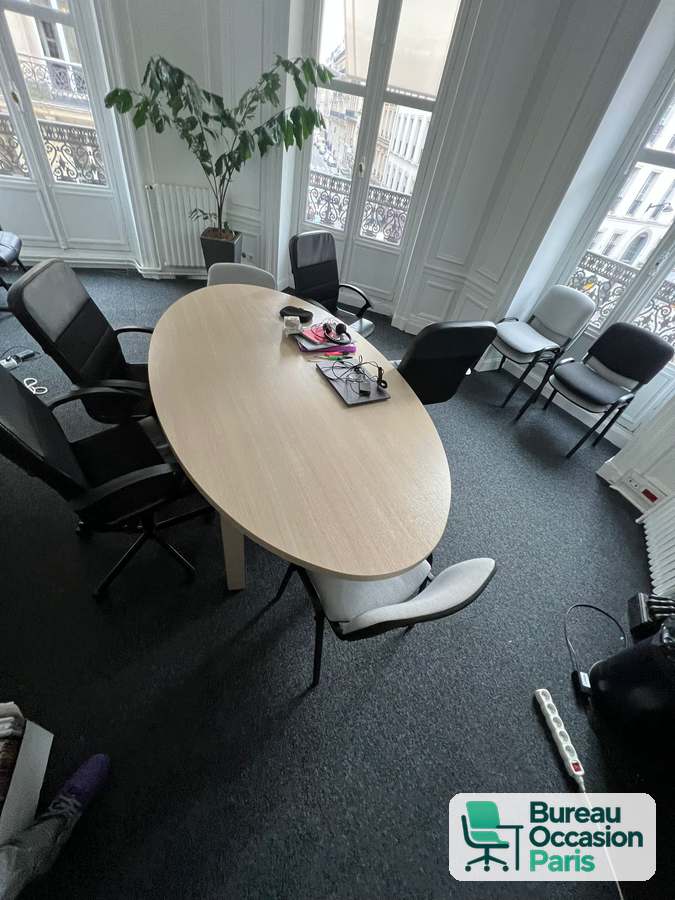 Table ovale 6 places – finition chêne clair blanchi, lignes douces
