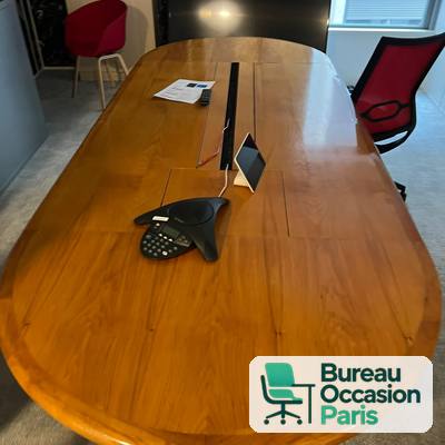 Table ovale 8 places – bois vernis teinte miel, robuste et chaleureuse