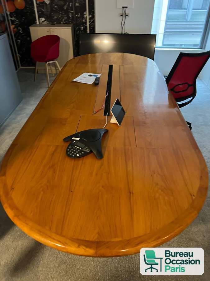 Table ovale 8 places – bois vernis teinte miel, robuste et chaleureuse