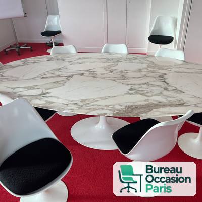 Table ovale effet marbre – pied tulipe laqué blanc, 8 à 10 places