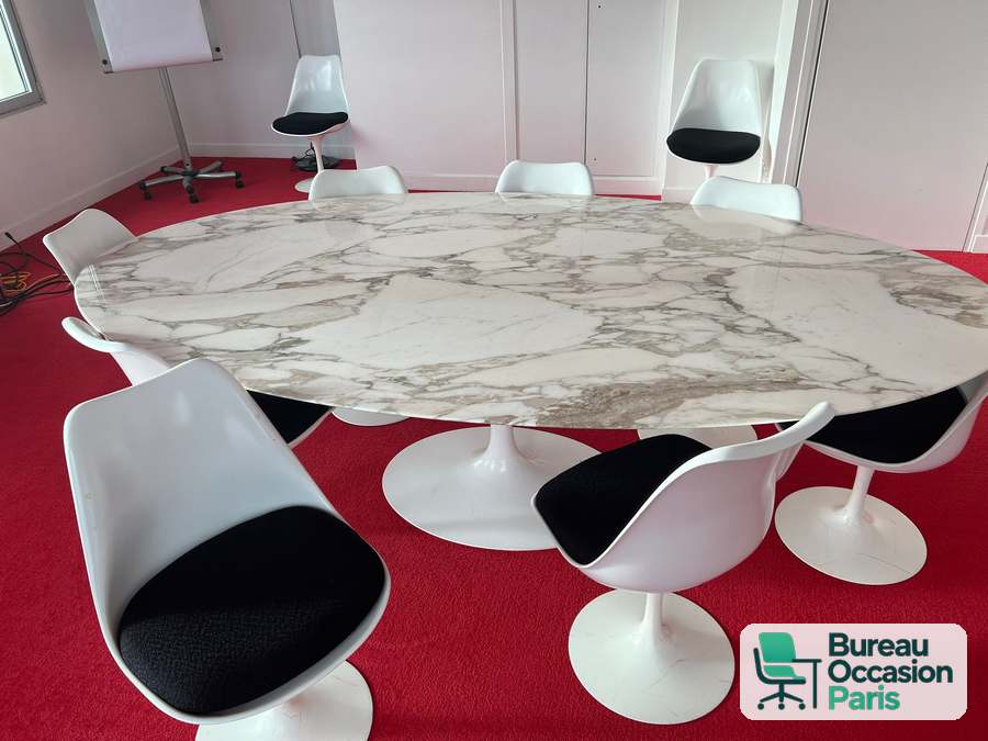 Table ovale effet marbre – pied tulipe laqué blanc, 8 à 10 places