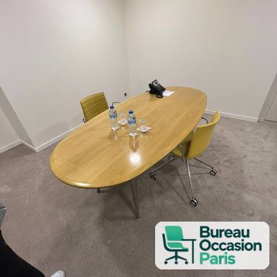 Table ovale en bois 4 à 6 personnes – piètement métal, format réduit