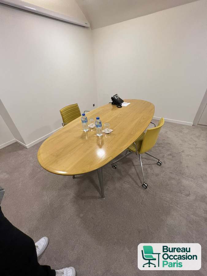 Table ovale en bois 4 à 6 personnes – piètement métal, format réduit