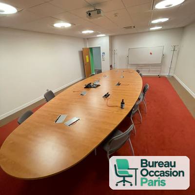 Table ovale finition merisier pour 12 personnes – trappes de connexion