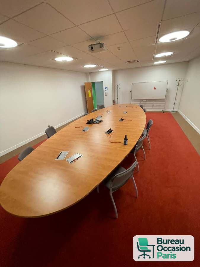 Table ovale finition merisier pour 12 personnes – trappes de connexion