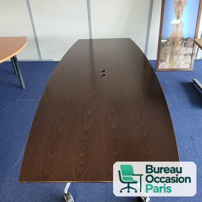 Table pliante de réunion forme tonneau, plateau wengé et roulettes