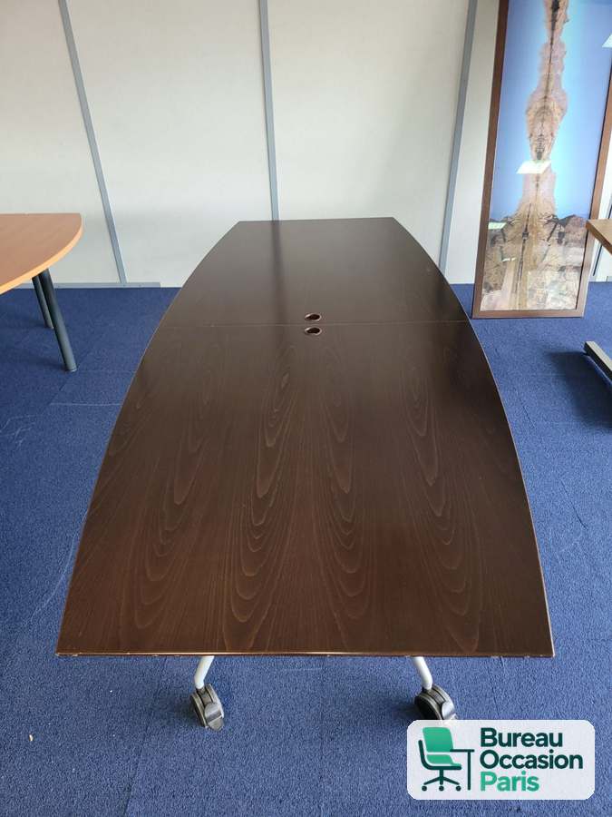 Table pliante de réunion forme tonneau, plateau wengé et roulettes