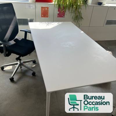 Table rectangulaire blanche 6 places – plateau fin, pieds élancés
