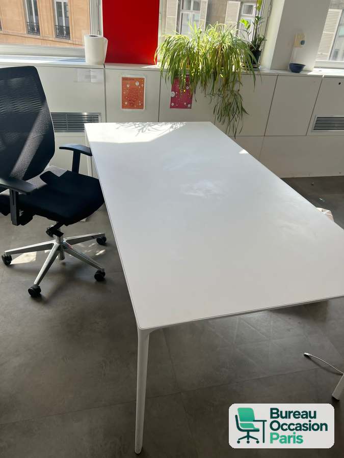 Table rectangulaire blanche 6 places – plateau fin, pieds élancés