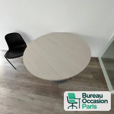 Table ronde 2 à 4 personnes – plateau gris clair, pied central métal