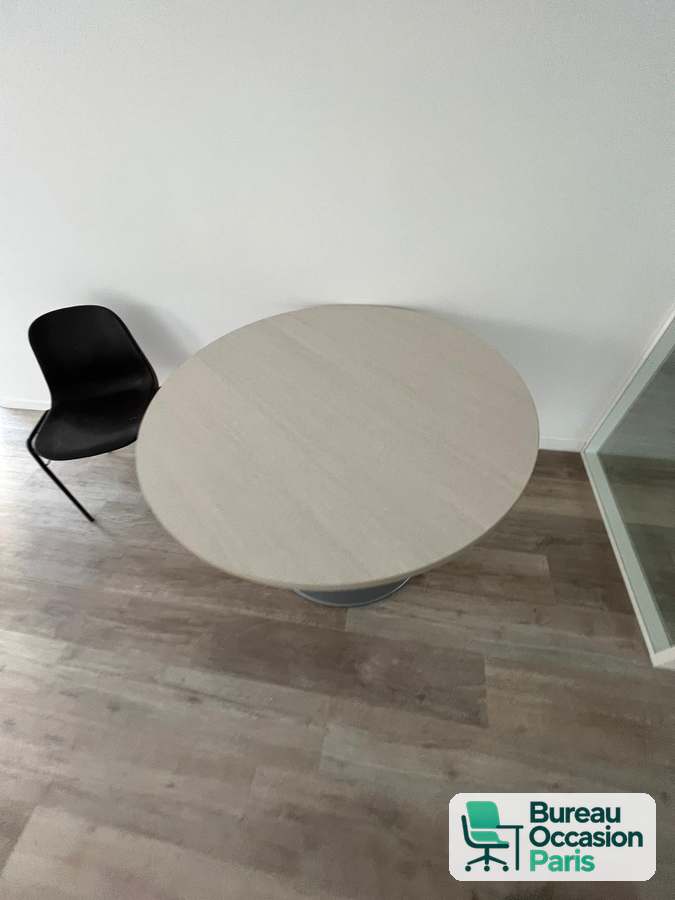 Table ronde 2 à 4 personnes – plateau gris clair, pied central métal