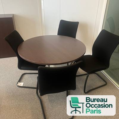 Table ronde 4 places – plateau ton bois foncé, piètement central