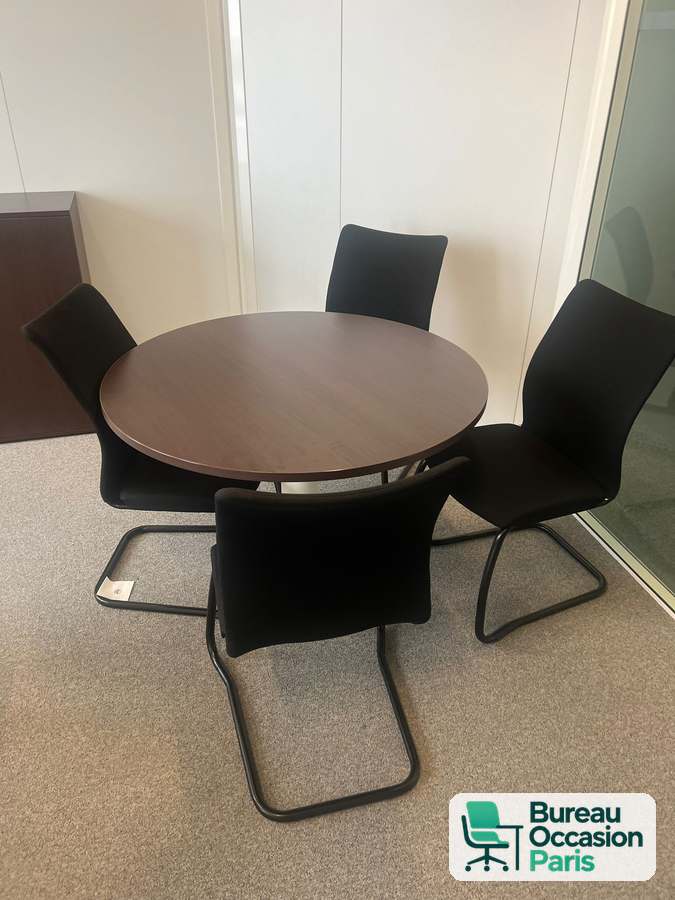 Table ronde 4 places – plateau ton bois foncé, piètement central