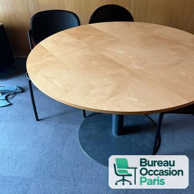 Table ronde 4 places sur pied central – plateau bois, socle noir