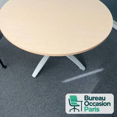 Table ronde 4 places – ton érable, piètement croix blanc