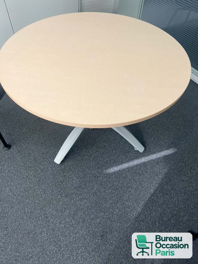 Table ronde 4 places – ton érable, piètement croix blanc