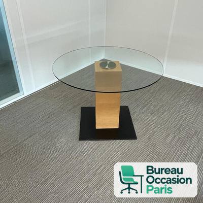 Table ronde à plateau en verre sur colonne bois clair et socle noir