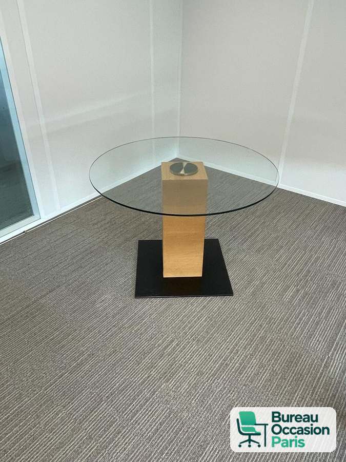 Table ronde à plateau en verre sur colonne bois clair et socle noir