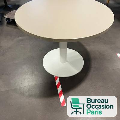 Table ronde blanche sur pied central évasé – coin pause ou réunion