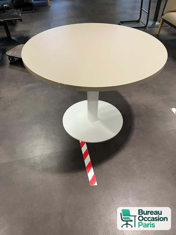 Table ronde blanche sur pied central évasé – coin pause ou réunion