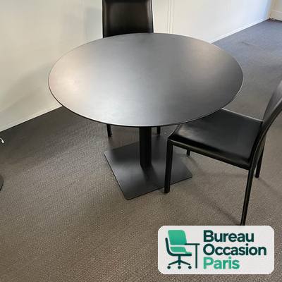 Table ronde noire sur pied central, idéale petit bureau ou réunion