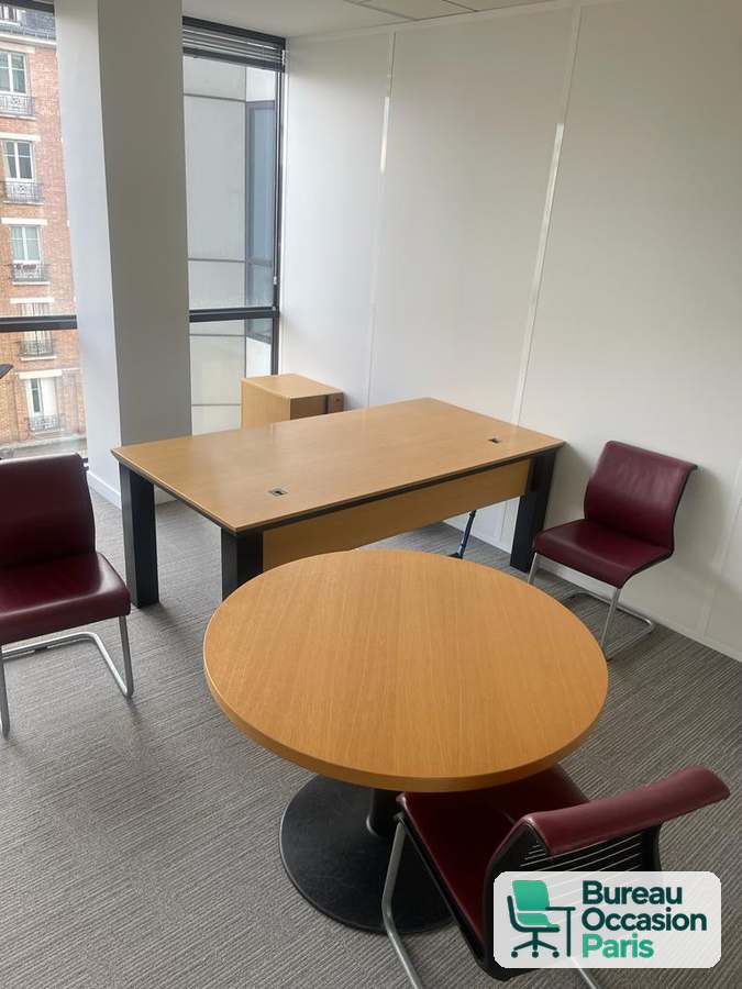 Table ronde plateau finition chêne sur pied central noir
