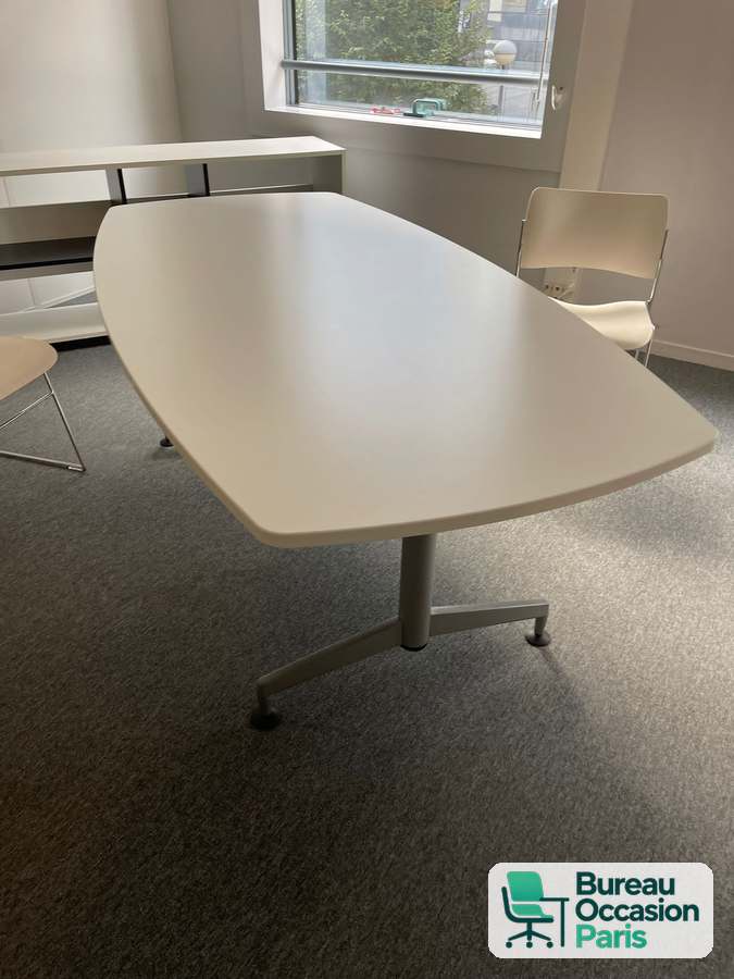 Table tonneau blanche 6 à 8 places sur piètement central métal