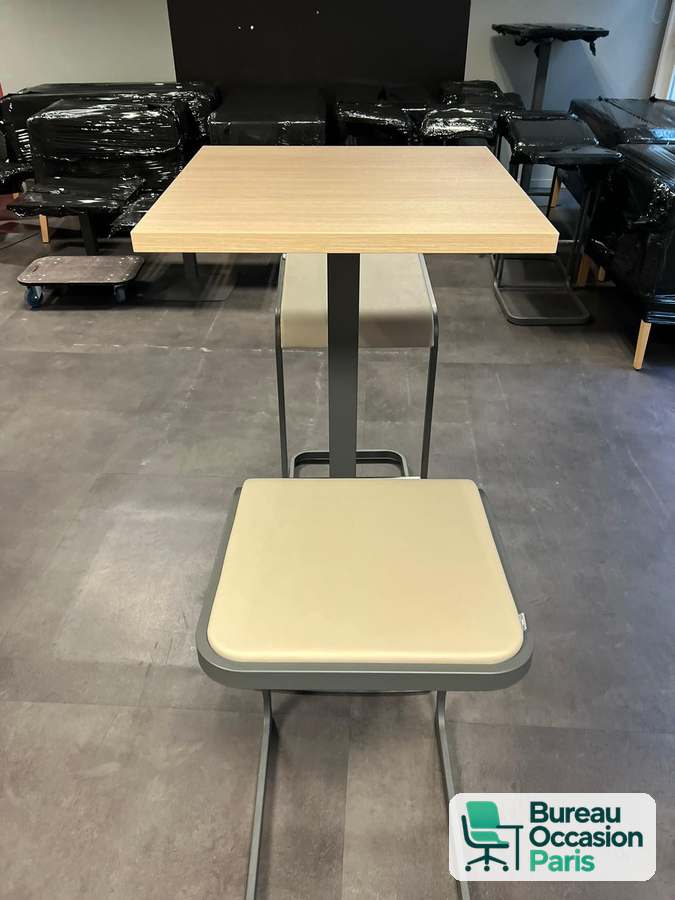 Tabouret haut piètement luge gris – assise rembourrée beige, repose-pieds